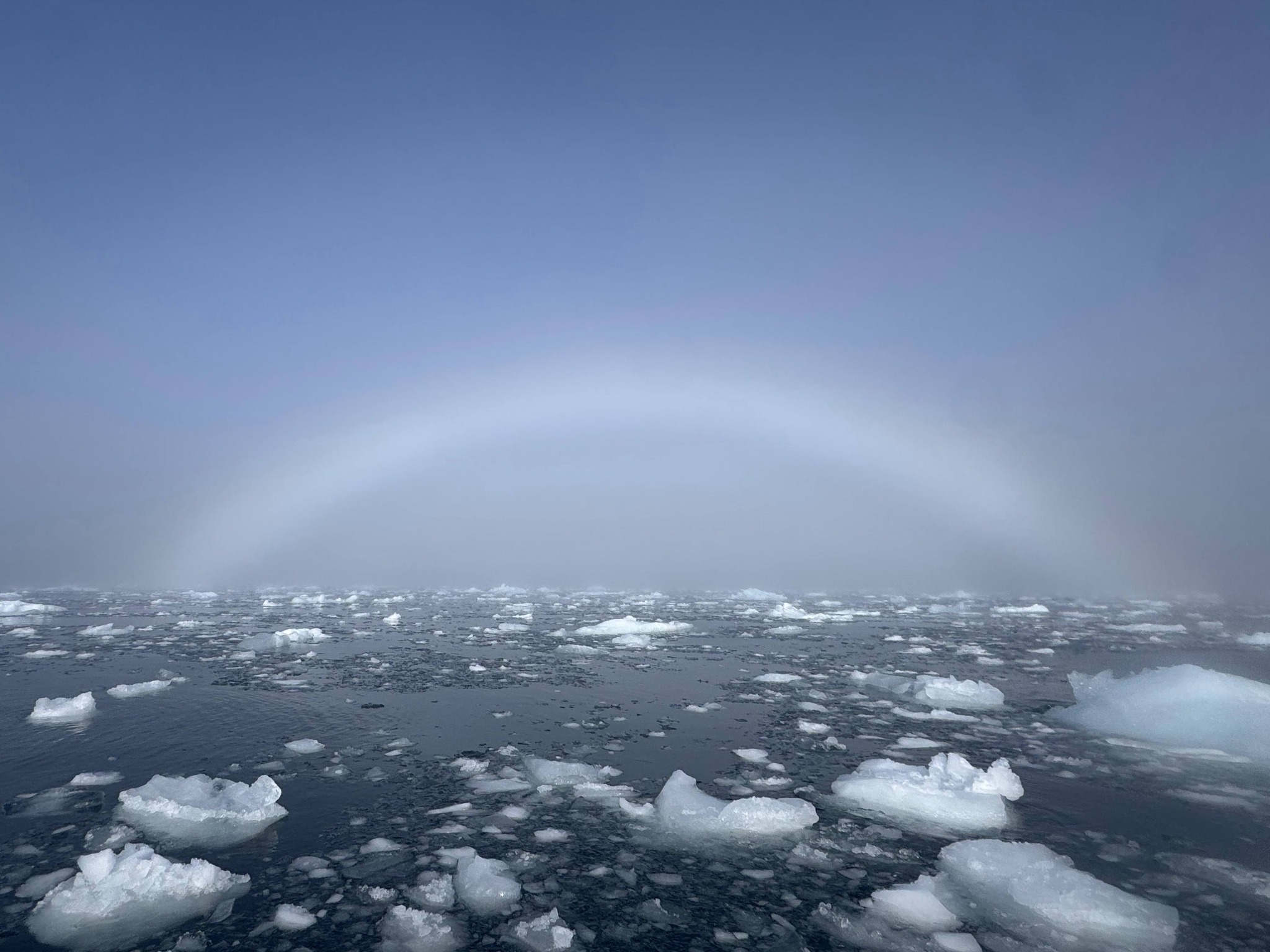 Українські полярники показали рідкісну білу веселку в Антарктиці фото 5