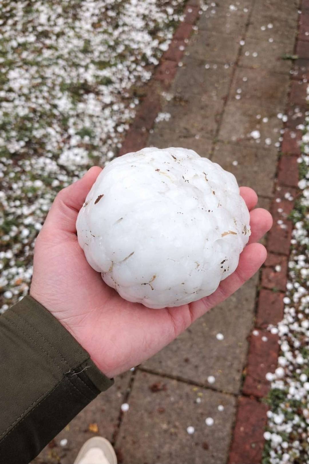 У Міннесоті випав град розміром з тенісний м'яч (фото) фото 4
