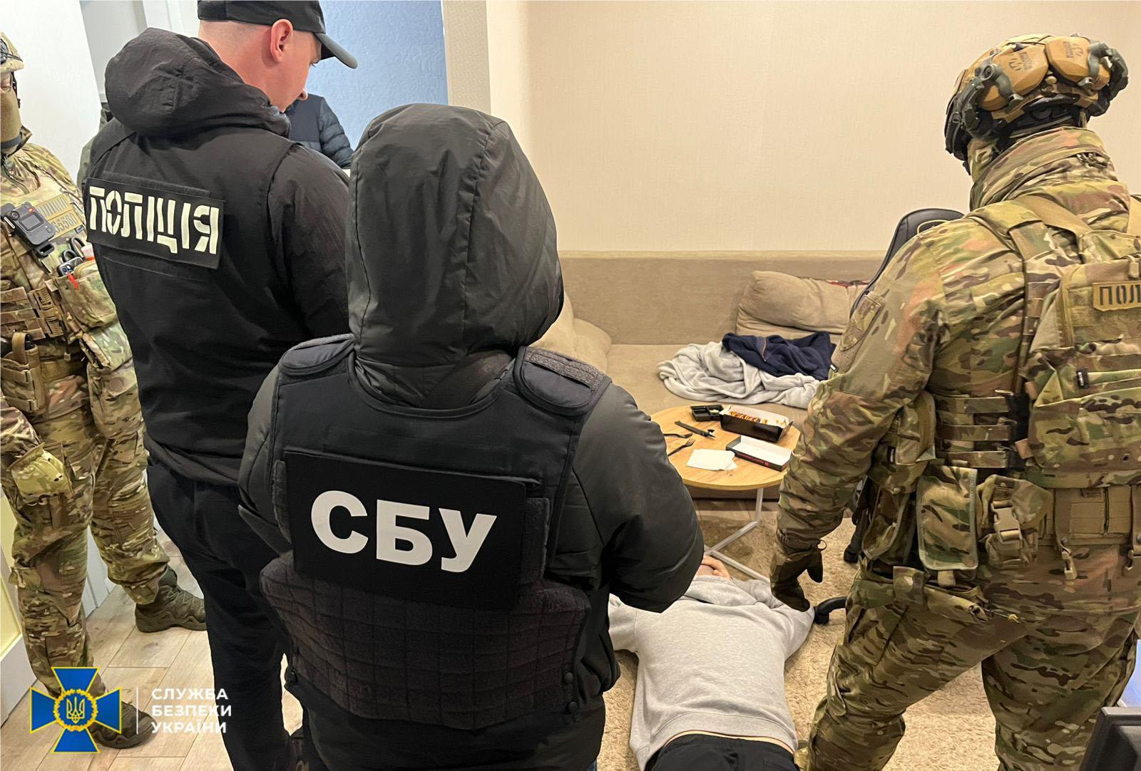 Усні інструкції за $13 тис. Правоохоронці викрили дивну мережу вивезення чоловіків фото 1