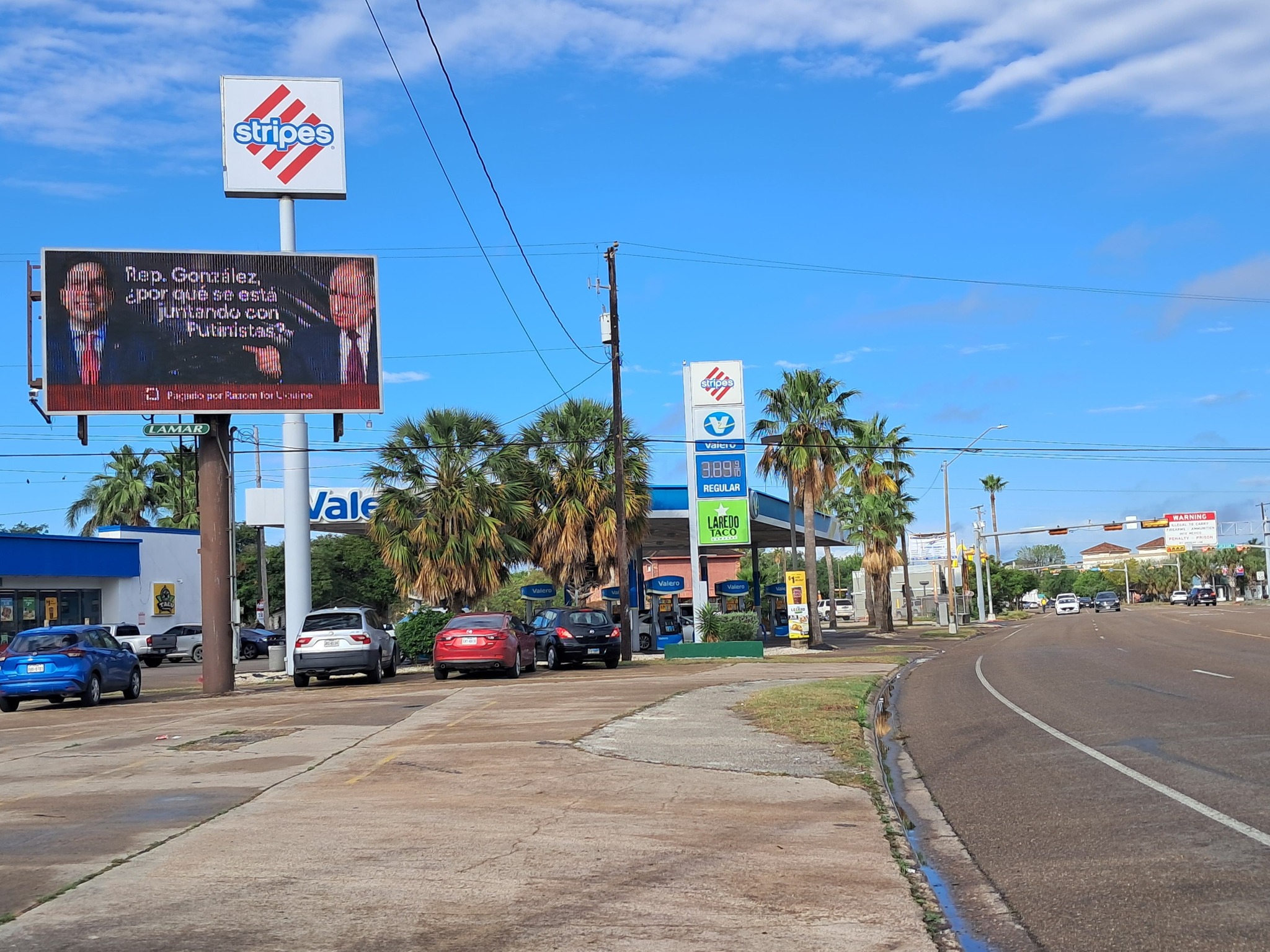 Демократ із США зустрівся з росіянами. В окрузі політика з'явився незвичний білборд фото 2