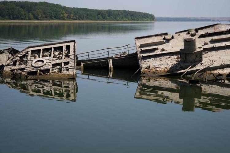 Рекордне обміління Дунаю показало затоплений флот нацистів фото 2