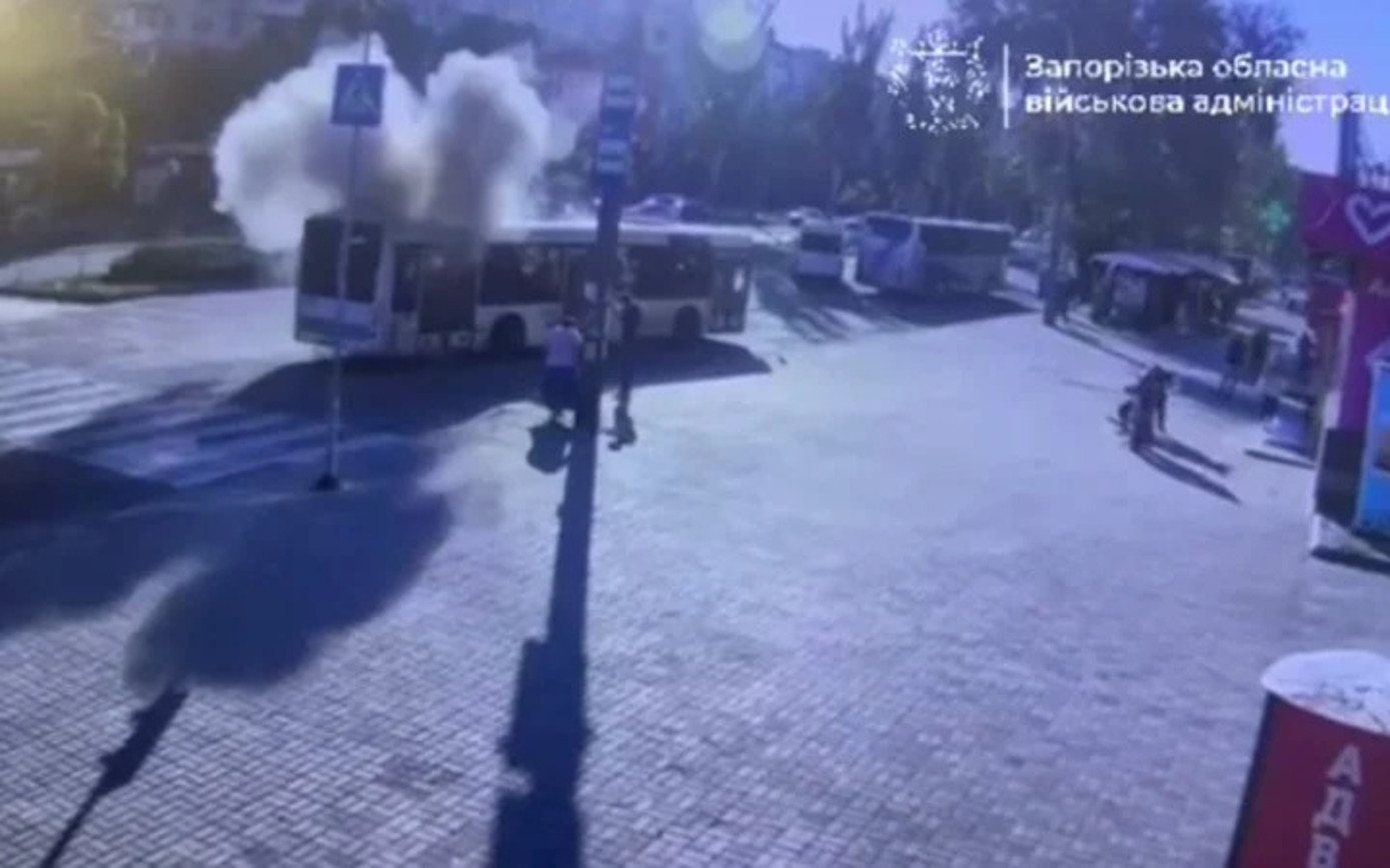 Удар по автобусу в Запоріжжі, вибух біля ТЦК на Львівщині та повернення тіл полеглих: головне за день 17 вересня фото 1