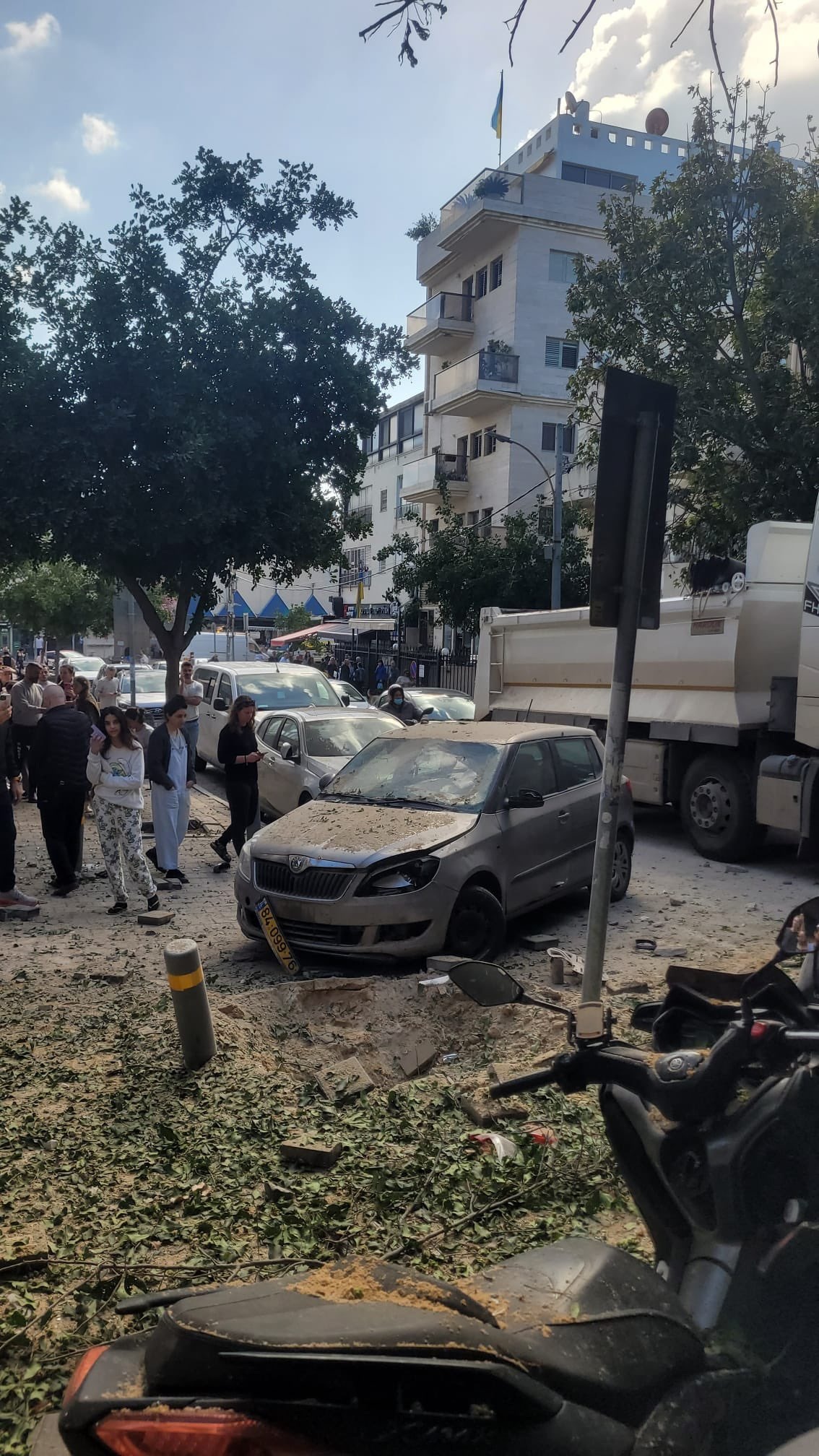 Ракетні уламки впали біля посольства України в Ізраїлі (фото) фото 1