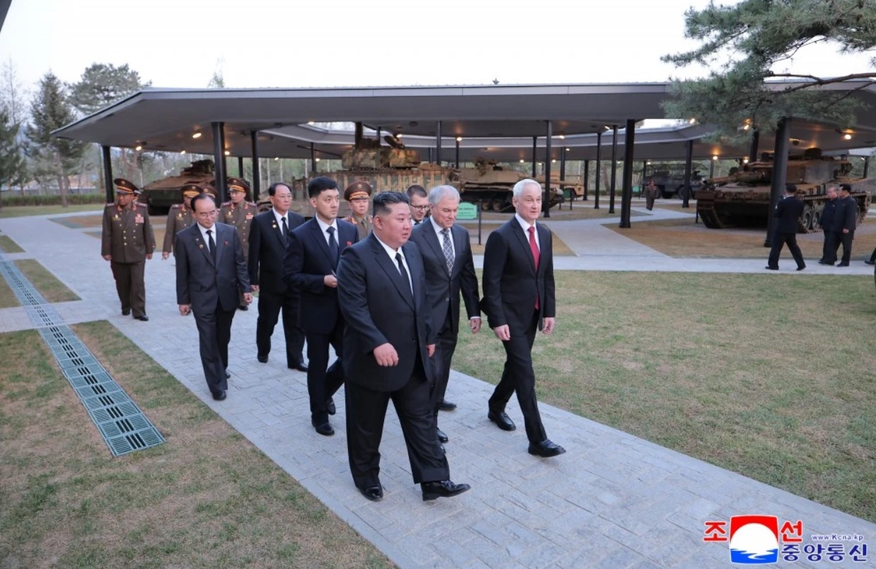 Кім Чен Ин показав музей із захопленою технікою ЗСУ фото 2