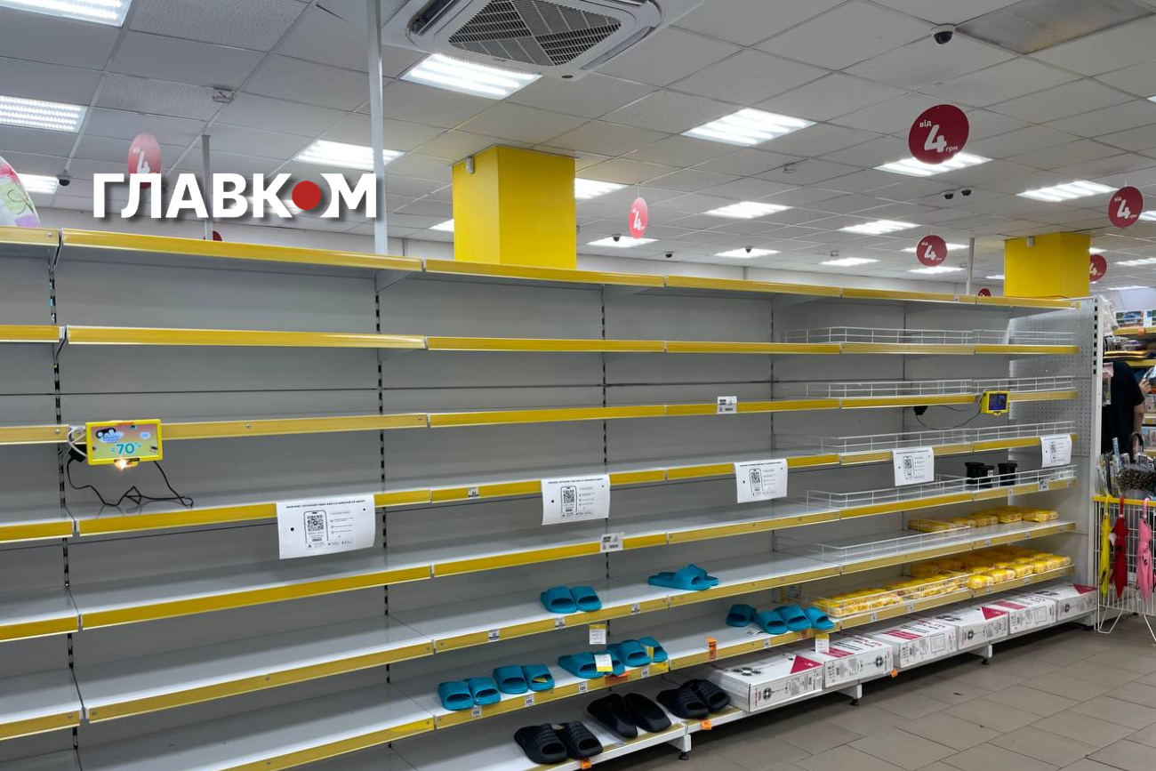 Частина стелажів у магазині «Аврора» біля метро «Мінська» майже повністю порожня
