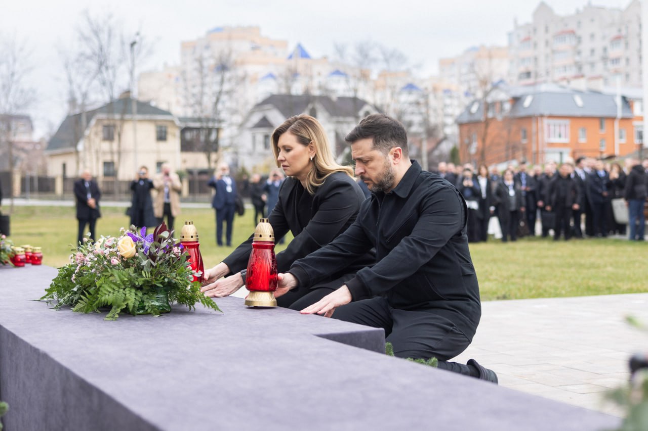 Зеленський вшанував жертв Бучі у річницю звільнення міста фото 1