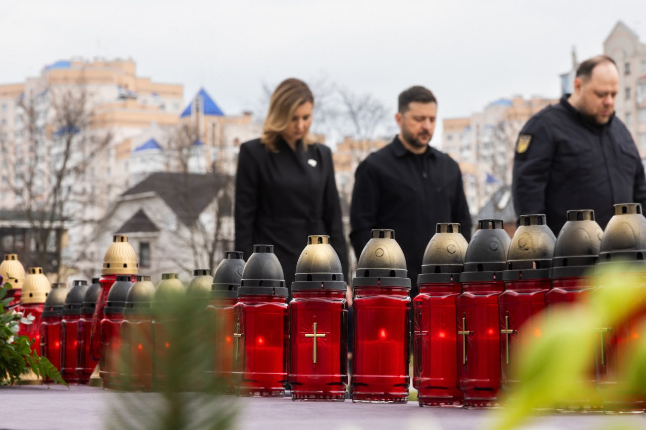 Зеленський вшанував жертв Бучі у річницю звільнення міста фото 3