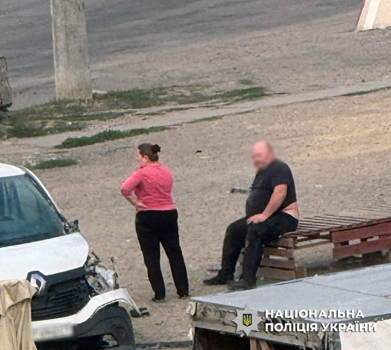 Російський дрон атакував чоловіка посеред Херсона: момент потрапив на відео (оновлено) фото 1