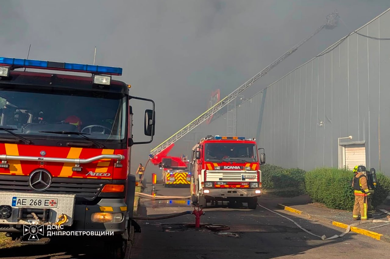Зеленський відреагував на удар по торговельному центру Кривого Рогу фото 1