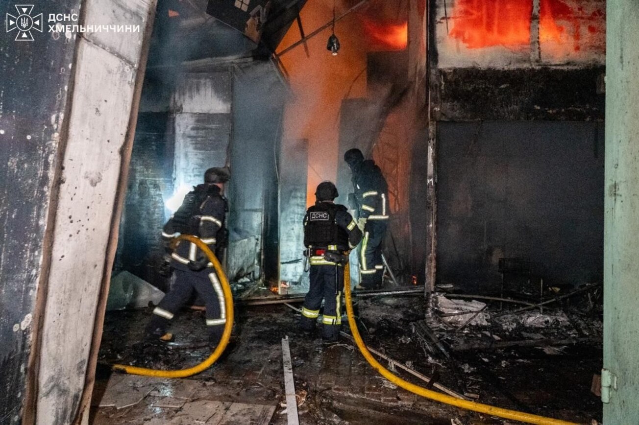 Пожежу на ринку у Хмельницькому гасили до 4 ранку
