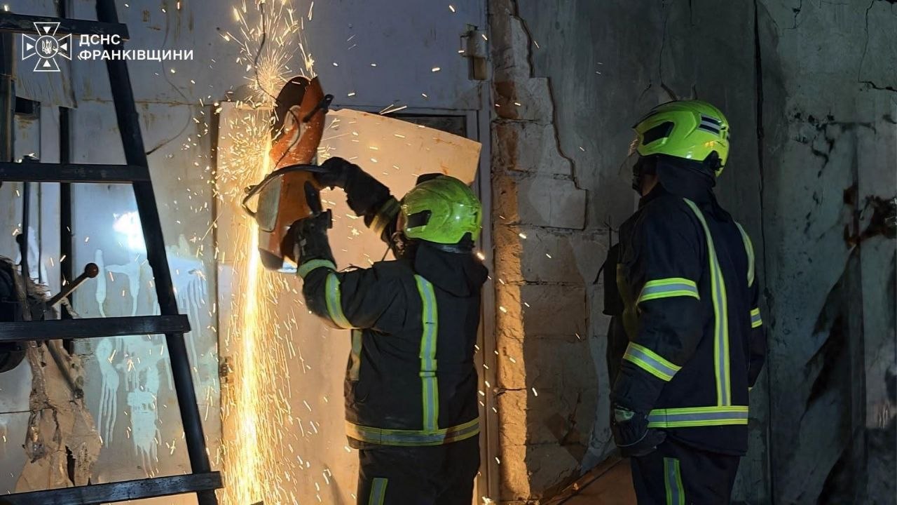 Атака на Івано-Франківськ: рятувальники ліквідували пожежі, є загиблий фото 1