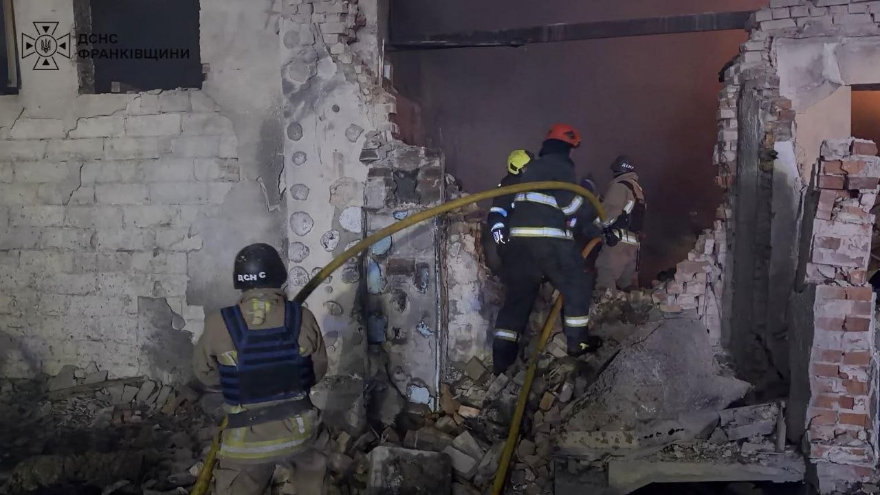 Атака на Івано-Франківськ: рятувальники ліквідували пожежі, є загиблий фото 2