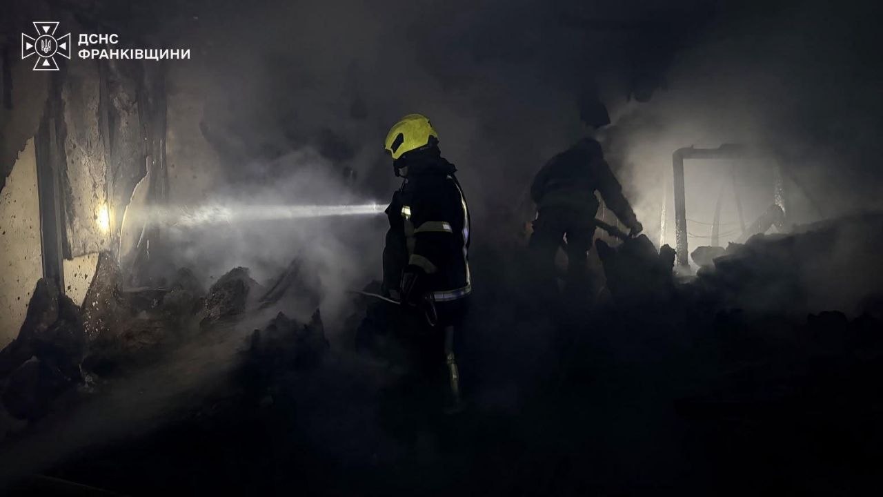 Атака на Івано-Франківськ: рятувальники ліквідували пожежі, є загиблий фото 3