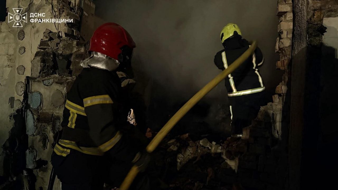 Атака на Івано-Франківськ: рятувальники ліквідували пожежі, є загиблий фото 4