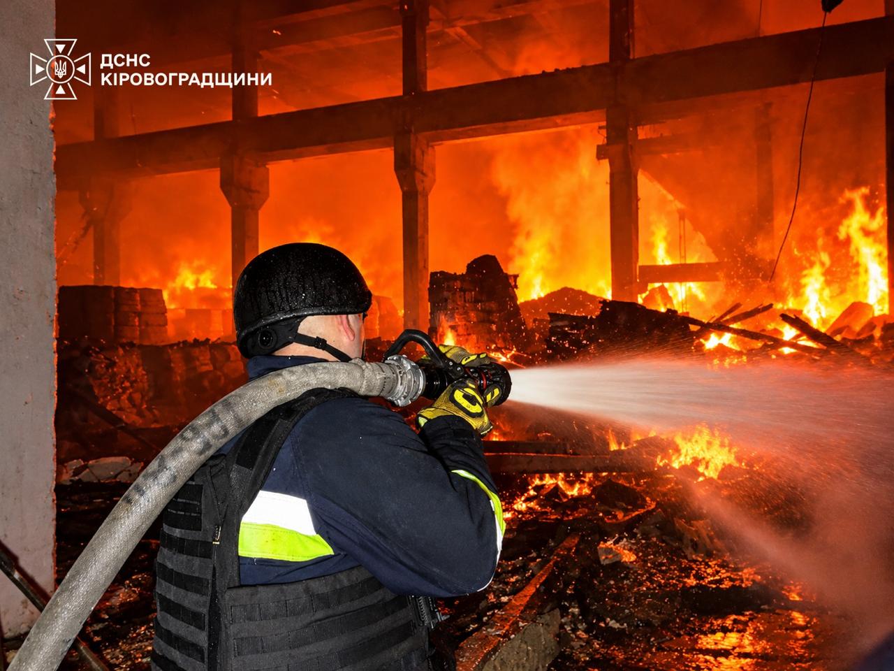 Атака РФ на Кіровоградщину: вогонь охопив складські приміщення фото 1