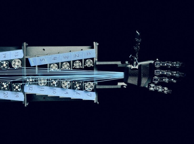 Всередині руки гуманоїдного робота Phantom MK-1