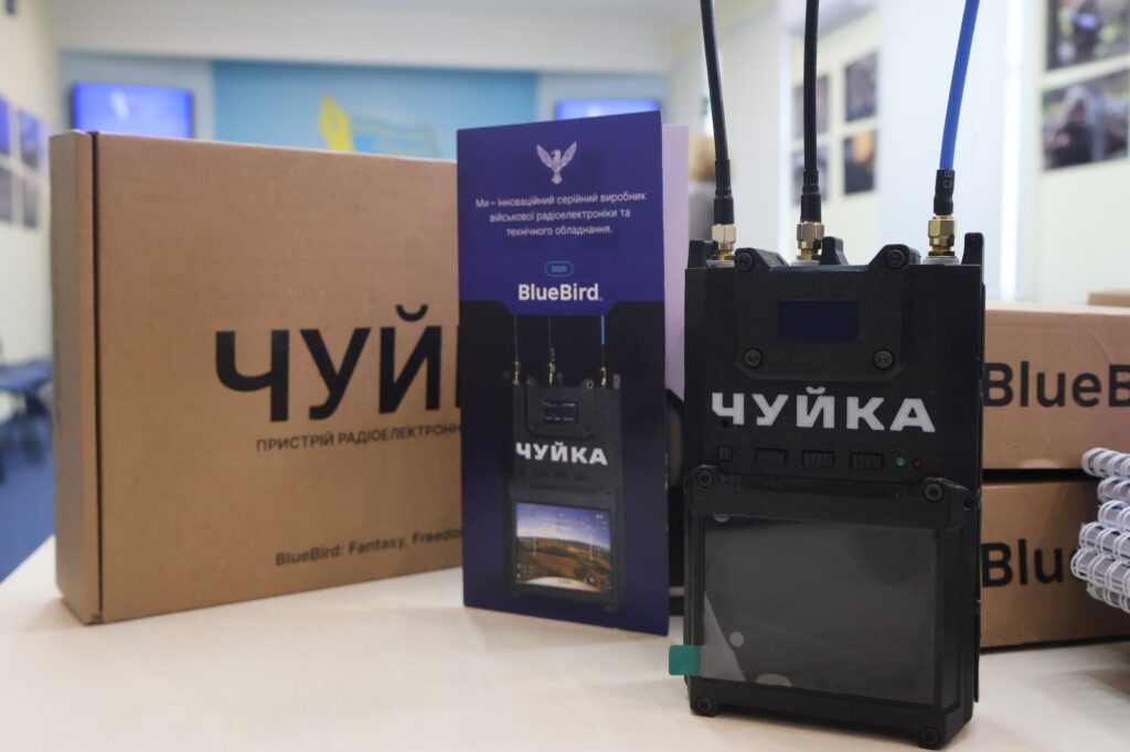 НСЖУ та український виробник передали воєнним кореспондентам п’ять детекторів дронів фото 1
