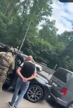 Працівники ДБР зупинили позашляховик Борисова