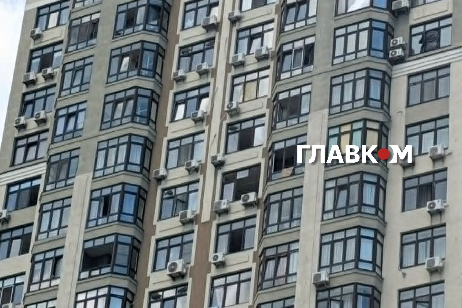 У Києві 25-поверхових житлових будинках вибуховою хвилею масово винесло вікна