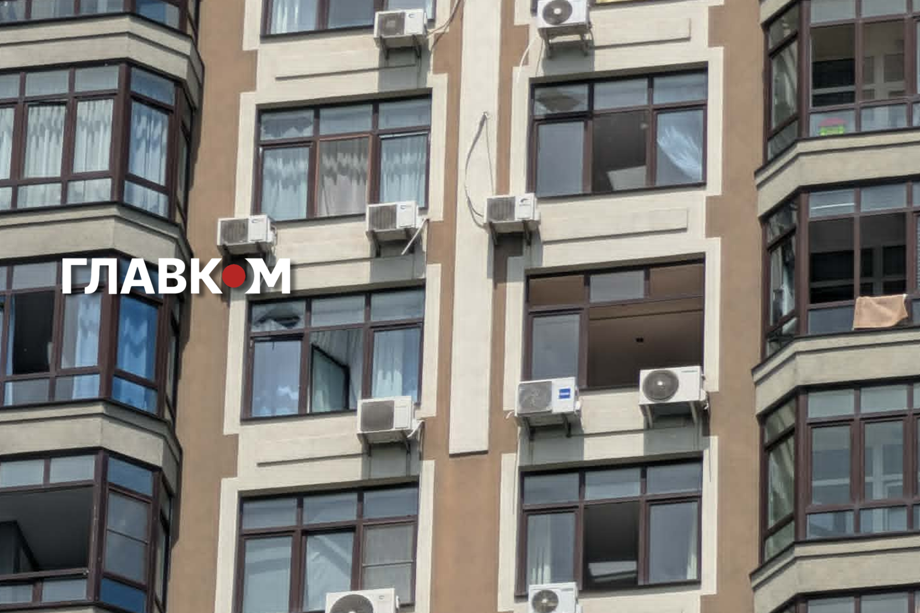 У Києві у 25-поверхових житлових будинках вибуховою хвилею масово винесло вікна