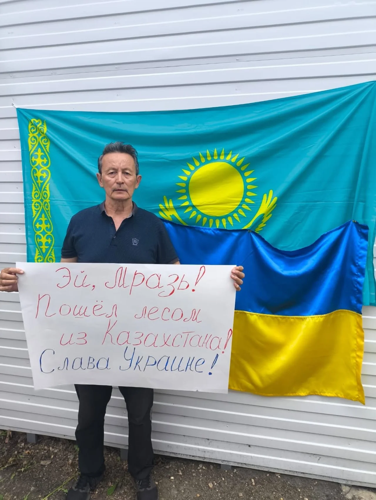 «Пішов лісом із Казахстану!» В Астані під час візиту Путіна затримано активіста з українським прапором (фото) фото 1