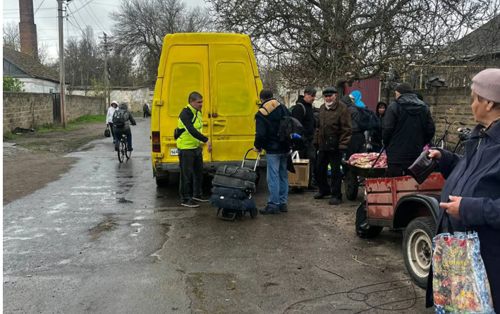 Люди намагаються виїхати з Олешок