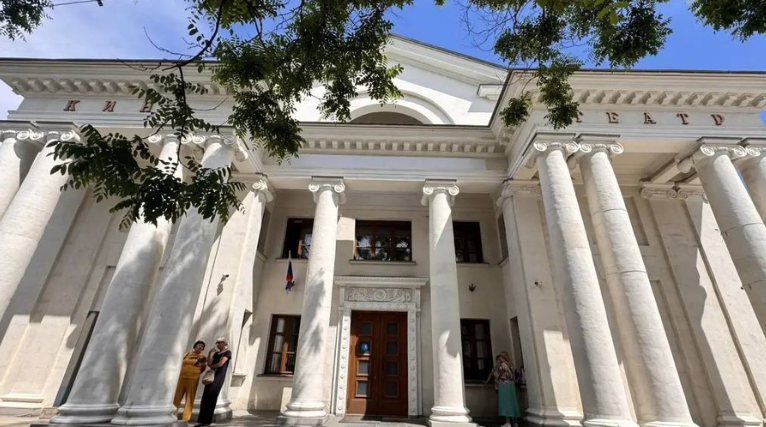 Кінотеатр у окупованому Севастополі після демонтажу назви,11 червня 2026 року