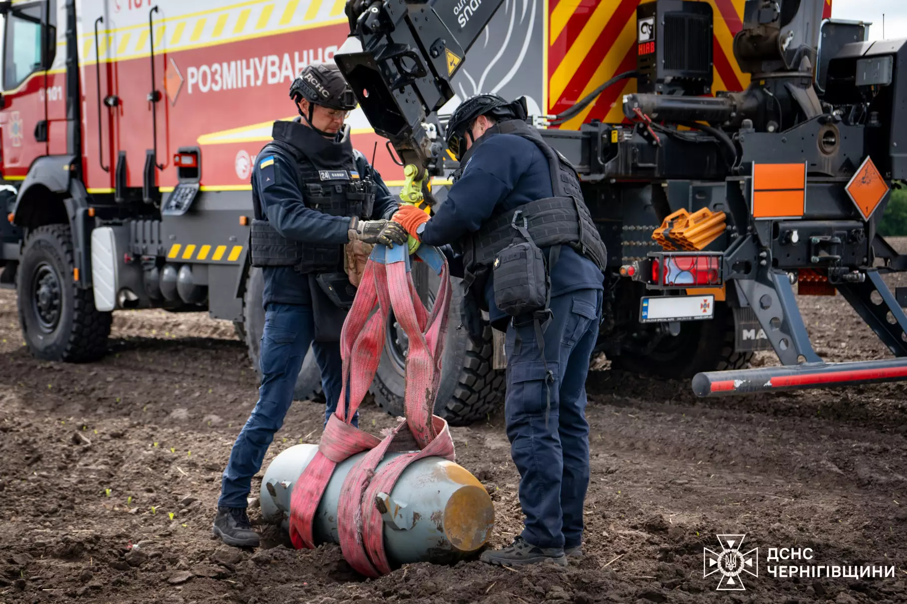 Сапери ДСНС вилучили дві бойові частини російських ракет Х-101