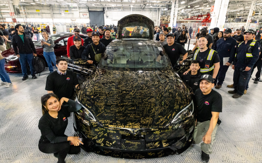 Tesla офіційно припинила виробництво своїх флагманських електромобілів: на чому зосередиться нині фото 2