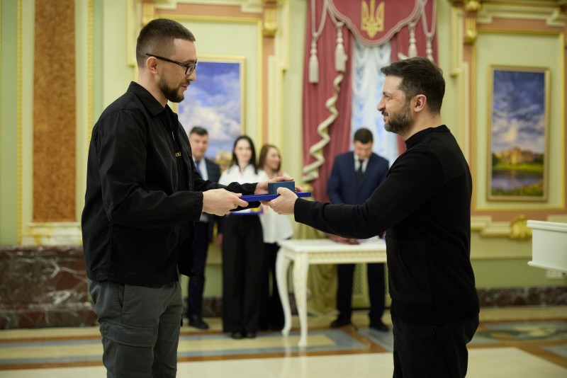 Зеленський вручає Сергію Стерненку відзнаку «Золоте серце»