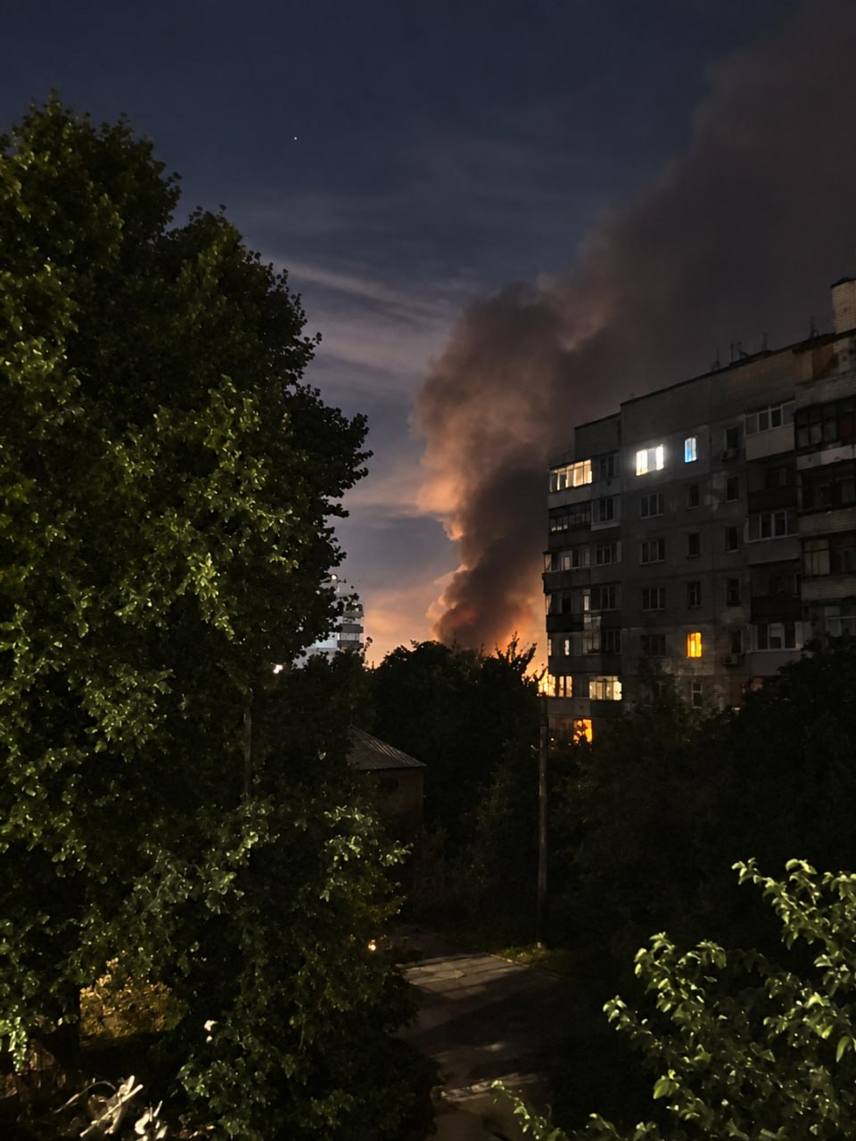 Росія масовано атакувала кілька областей України: вирують пожежі, є поранені фото 1