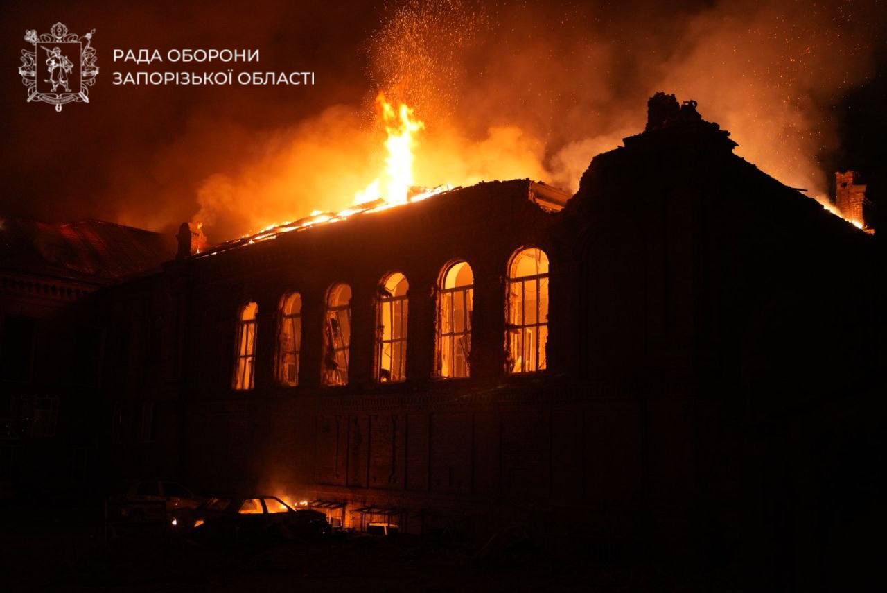 Ворог атакував Запоріжжя: горить ТЦ, пошкоджено університет фото 3