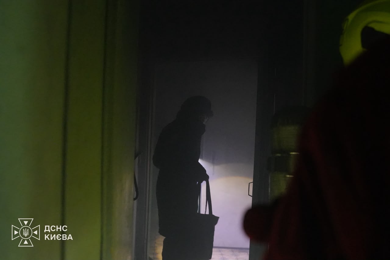 У Києві під час атаки РФ загорівся 12-поверховий будинок (оновлено) фото 2
