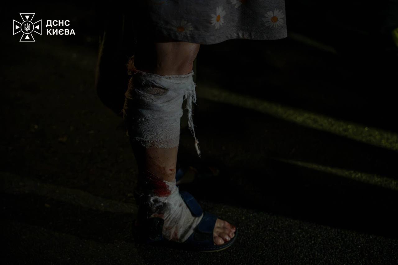 У Києві дрон поцілив у п'ятиповерхівку: є постраждалі та руйнування фото 3