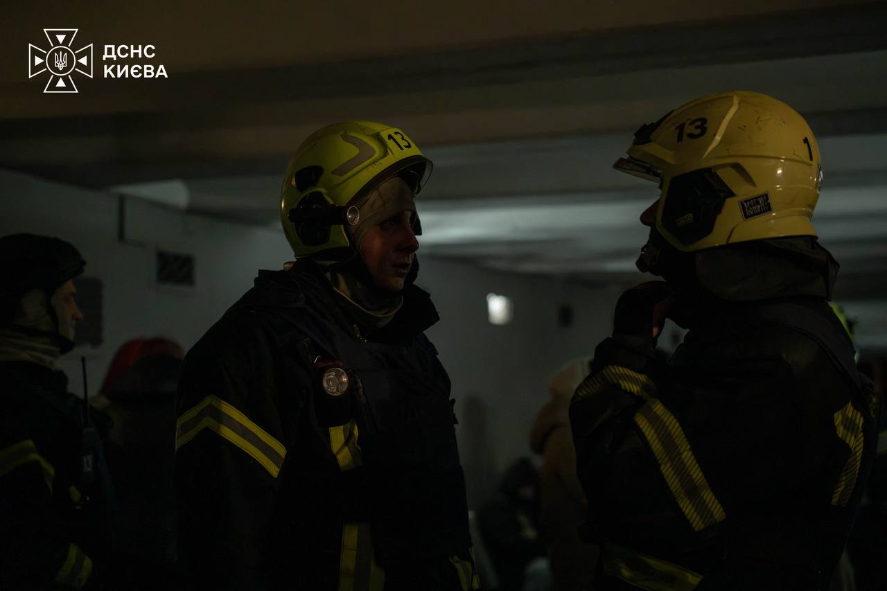 У Києві дрон поцілив у п'ятиповерхівку: є постраждалі та руйнування фото 1