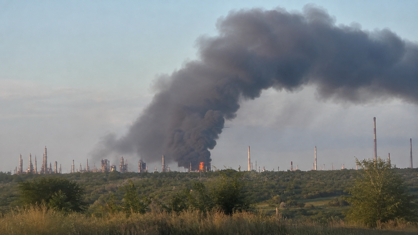 У Сизрані спалахнув нафтозавод, Росія вдарила по Сумах і Запоріжжю: головне за ніч 4 серпня фото 1
