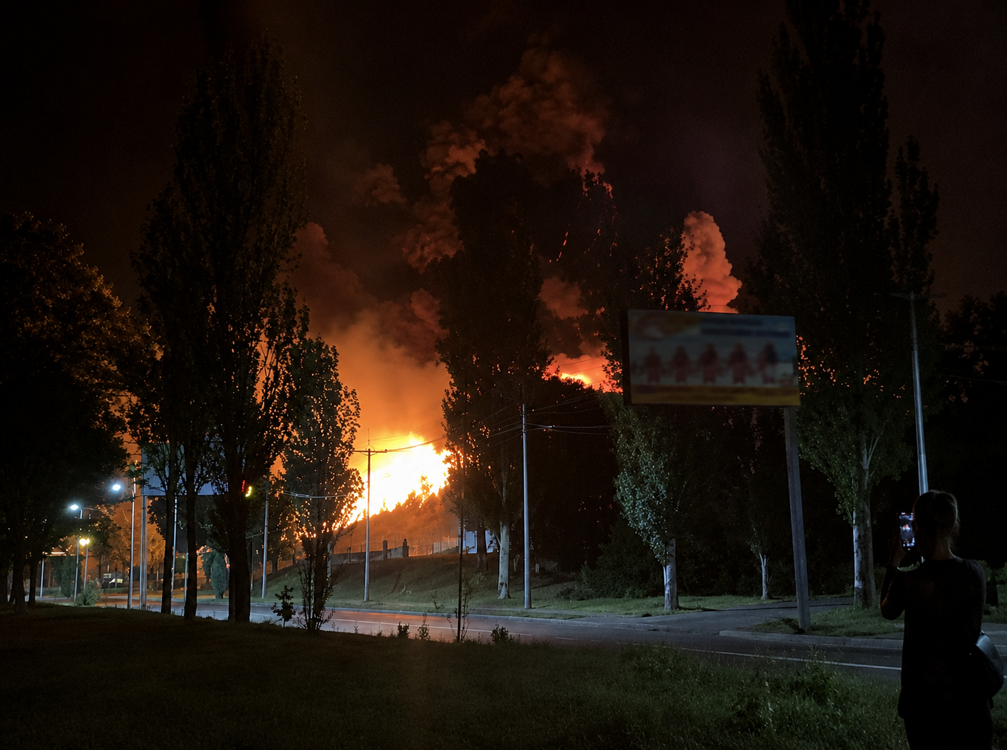 Дрони знищили ТЦ на Донеччині, Суми під КАБами: головне за ніч 10 серпня фото 1