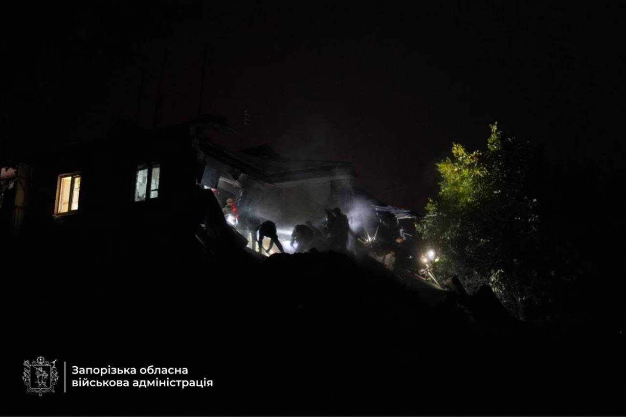 Росіяни вдарили по будинку в Запоріжжі: під завалами можуть бути люди фото 6
