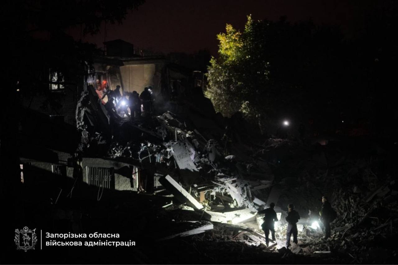 Росіяни вдарили по будинку в Запоріжжі: під завалами можуть бути люди фото 2