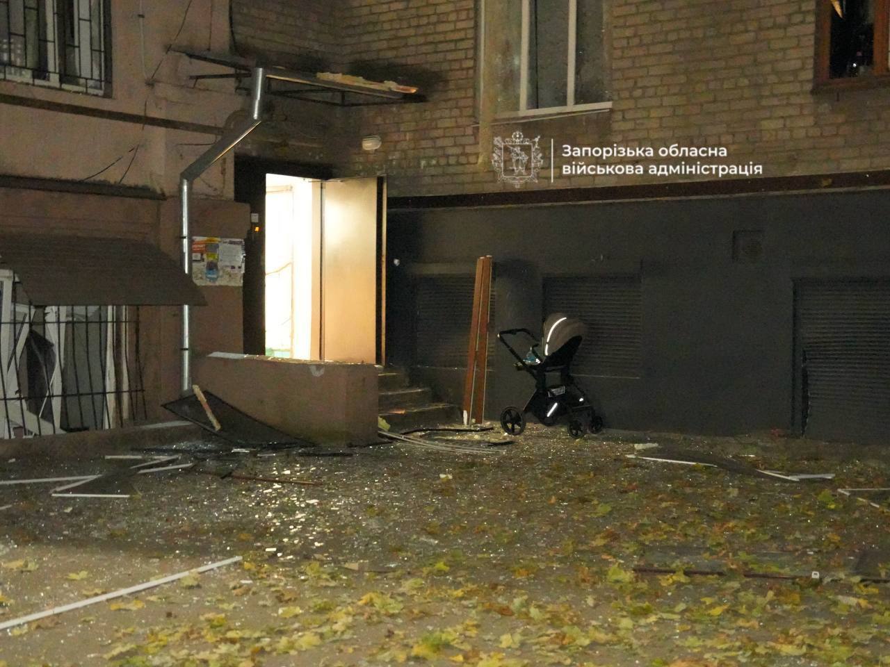Росіяни вдарили по будинку в Запоріжжі: під завалами можуть бути люди фото 4