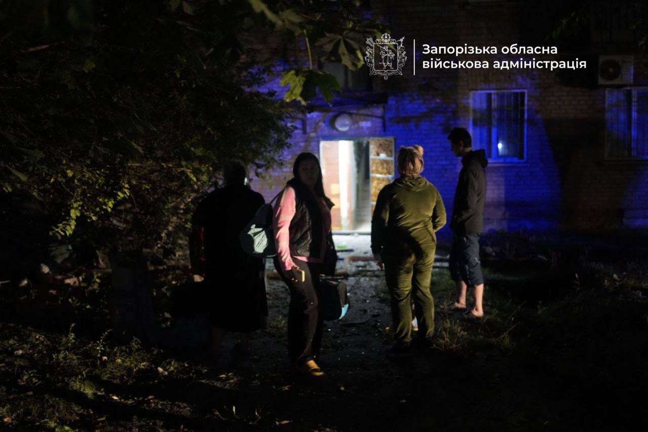 Росіяни вдарили по будинку в Запоріжжі: під завалами можуть бути люди фото 3
