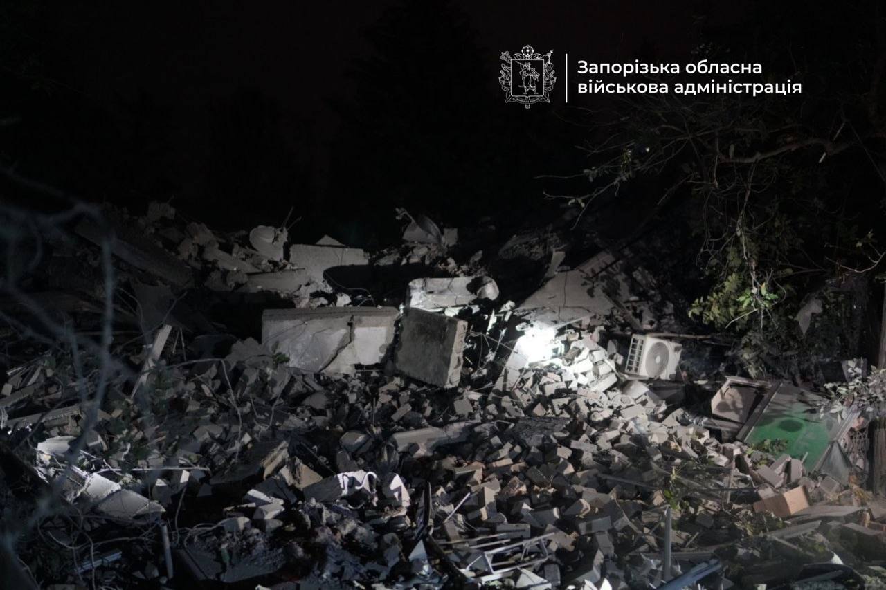 Росіяни вдарили по будинку в Запоріжжі: під завалами можуть бути люди фото 1