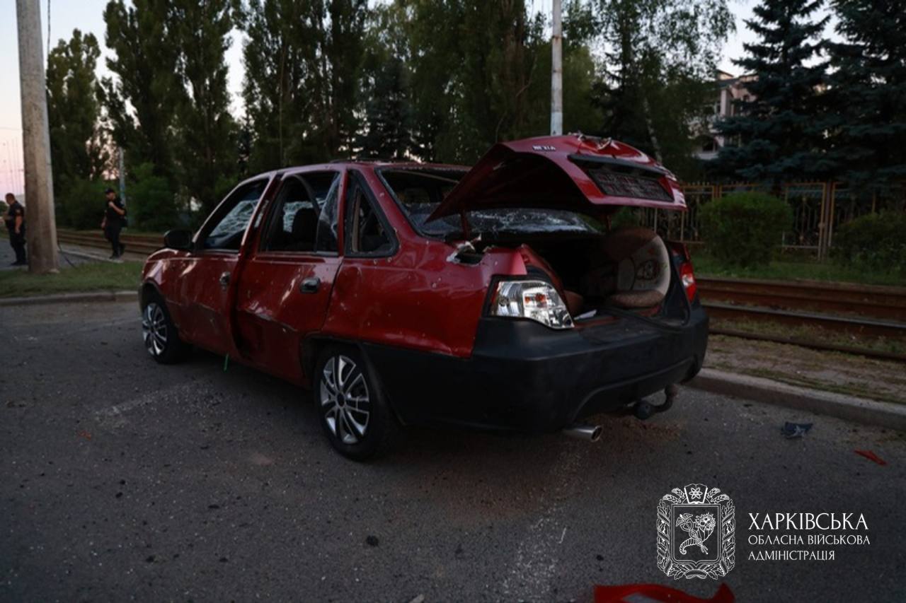 Росіяни вдарили ракетою по Харкову: загинула людина, є поранені діти фото 1