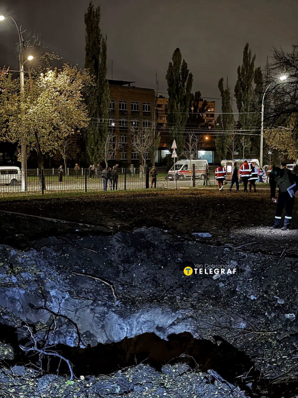 Росія атакувала Київ балістикою: влучання біля метро, є постраждалі й загиблий фото 2