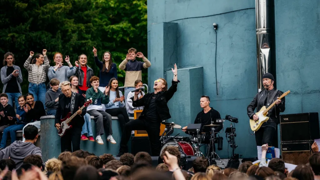 U2 відзначили 50-річчя гурту концертом у рідній школі фото 2