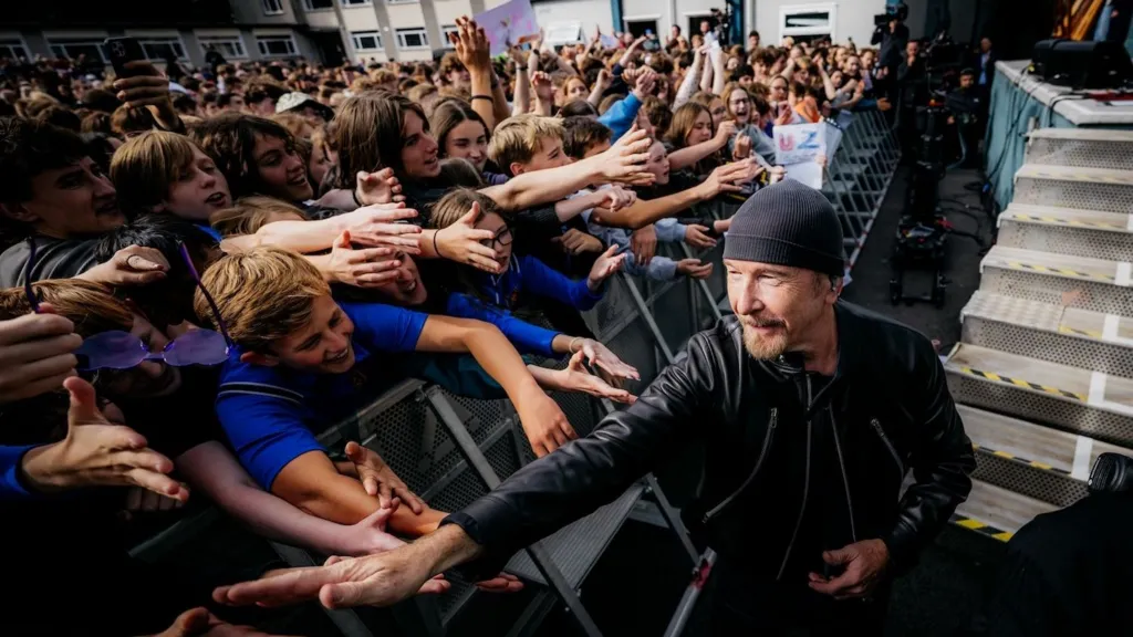 U2 відзначили 50-річчя гурту концертом у рідній школі фото 1