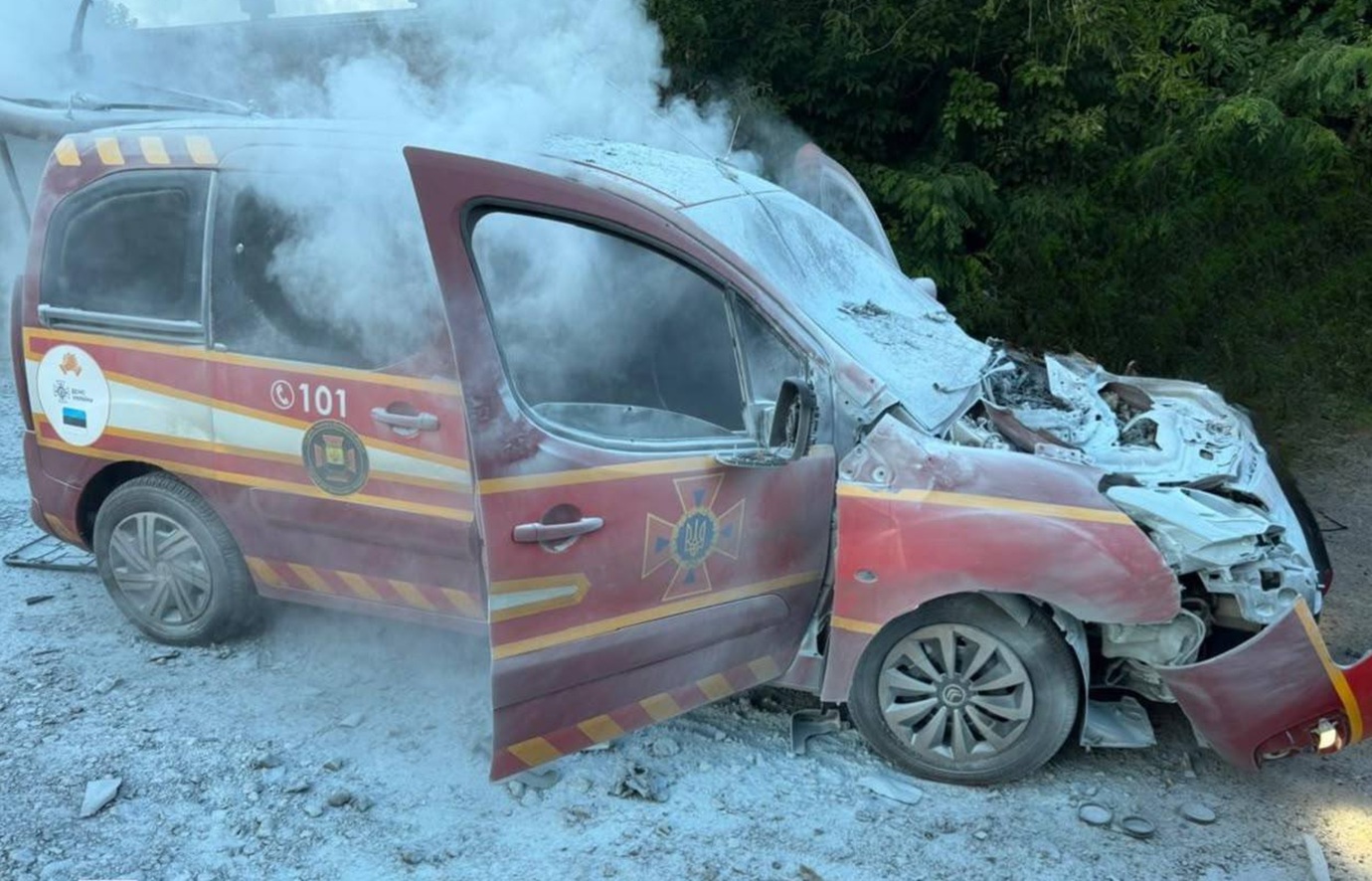 На Донеччині російські війська атакували FPV-дроном автомобіль офіцерів-рятувальників