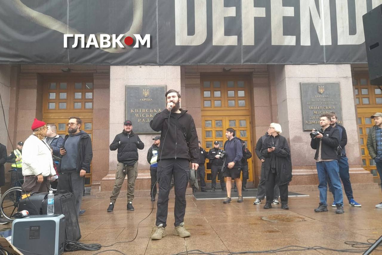 «Мер чи мародер». Сотні киян прийшли під КМДА вимагати відставки Кличка (фоторепортаж) фото 6