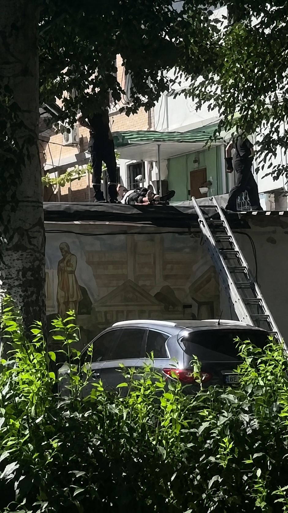 Офісники стрибали з даху: силовики накрили шахрайський кол-центр (фото) фото 1
