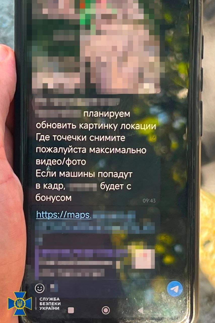 Під час затримання у чоловіка вилучили два мисливські ножі
